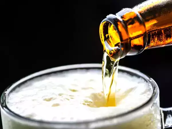 Proč pivo méně pění, když sklenici nakloníte?
