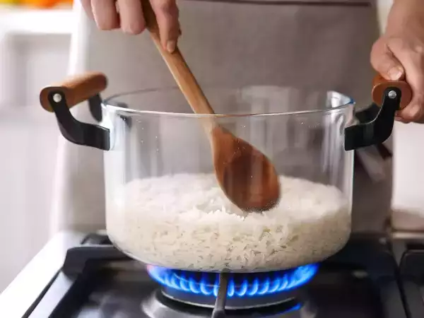 Jak bezchybně ohřát rýži a už nikdy ji nenechat suchou, tvrdou nebo rozmočenou
