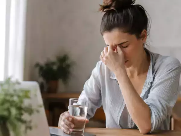 Tyto příznaky naznačují, že máte nedostatek tekutin… i když nemáte žízeň