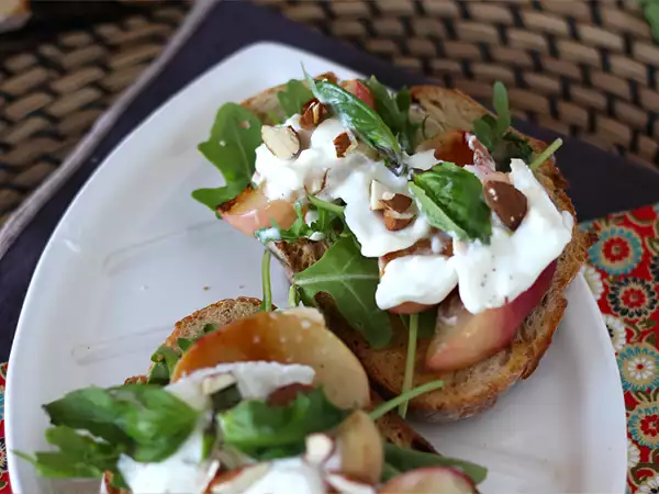 Burrata a ovoce: nejlahodnější letní kombinace (které teď vidíme všude)