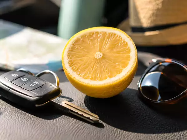 Vůně citronu proti nevolnosti v autě: kdy může pomoci a jak na to správně