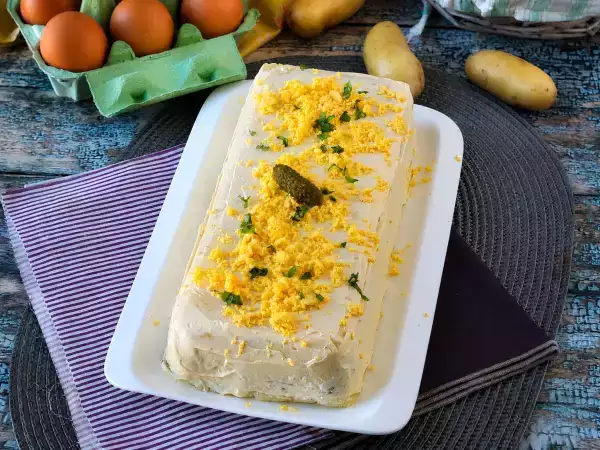 Studený bramborovo-tuňákový koláč: recept bez pečení, snadný a krémový, který si můžete připravit doma jako předkrm