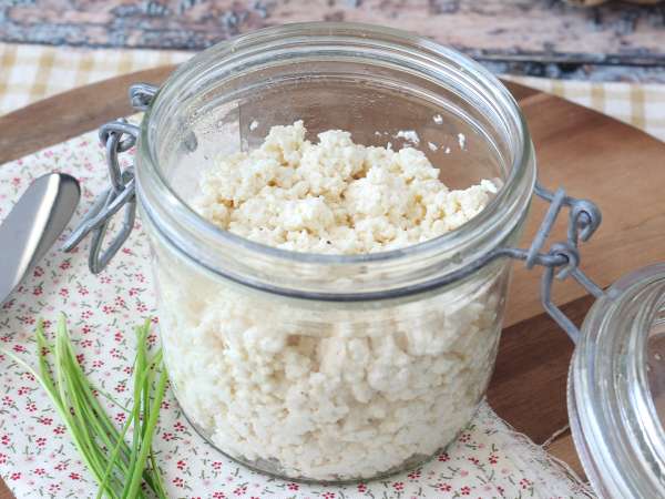 Jak si vyrobit domácí tvaroh? Velmi levný recept ze dvou ingrediencí!
