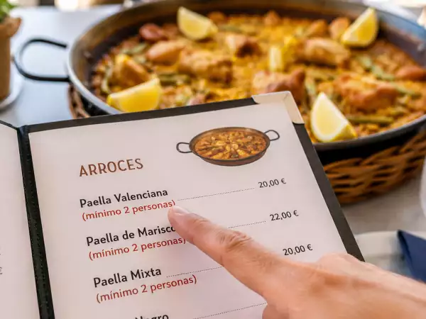 Proč mnoho restaurací podává paellu pouze pro dvě osoby? Pravda, která se skrývá za požadavkem „minimálně dvě osoby“