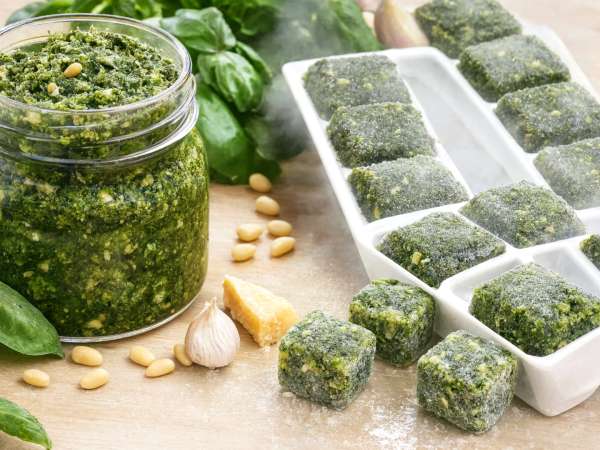 Pesto připravené v létě a zmrazené na zimu: jak dlouho skutečně vydrží a jak ho správně uchovat, aby se nezkazilo