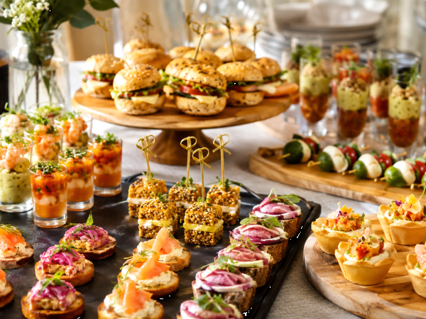 Domácí večeře formou bufetu: 28 receptů na mini pokrmy pro aperitiv, který se vyrovná profesionálnímu cateringovému servisu