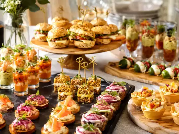 Domácí večeře formou bufetu: 28 receptů na mini pokrmy pro aperitiv, který se vyrovná profesionálnímu cateringovému servisu