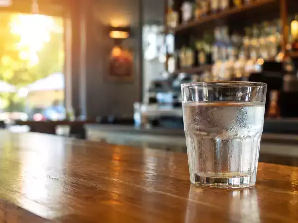 Vlna veder: Je bar povinen vám nabídnout sklenici vody, i když si nic neobjednáte?