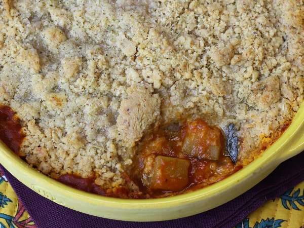 Tento crumble s ratatouille se dá připravit předem a chutná skvěle jak teplý, tak studený!