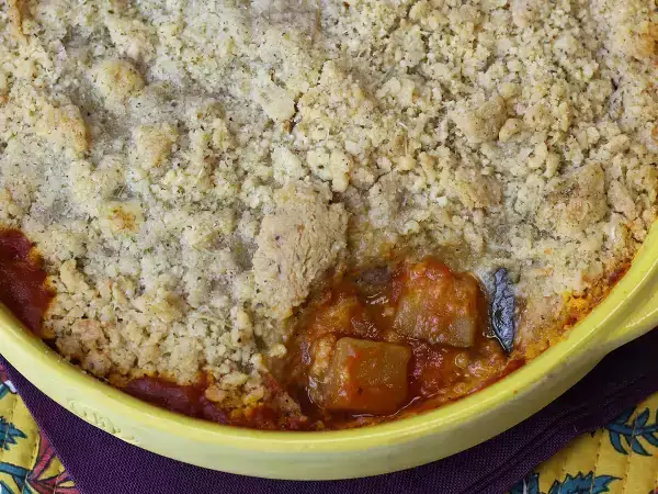 Tento crumble s ratatouille se dá připravit předem a chutná skvěle jak teplý, tak studený!