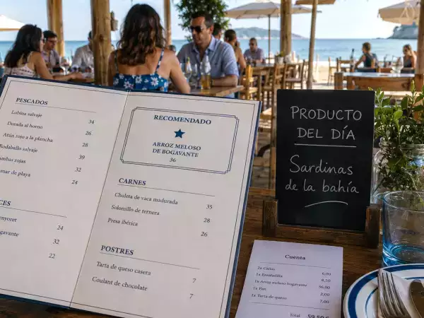 11 psychologických triků v restauracích a plážových barech, díky kterým utratíte více, a jak je rozpoznat