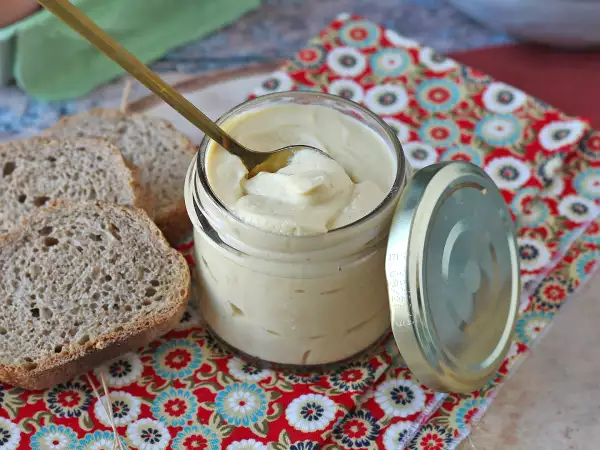 Je domácí majonéza opravdu zdravější? Co se z jejího krátkého seznamu ingrediencí nedozvíte...