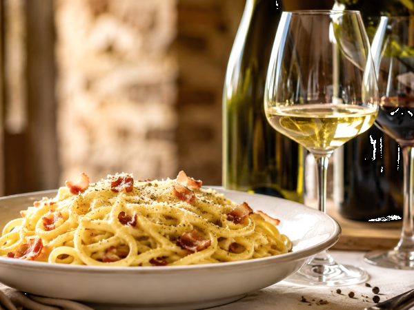 Jak vybrat ideální víno k carbonarám: praktické rady a doporučení sommelierů ohledně kombinací