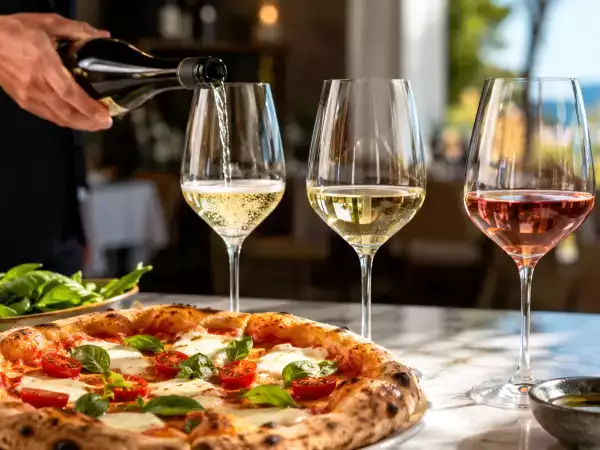 Jak vybrat správné víno ke každému druhu pizzy: základní rady someliérů právě pro vás