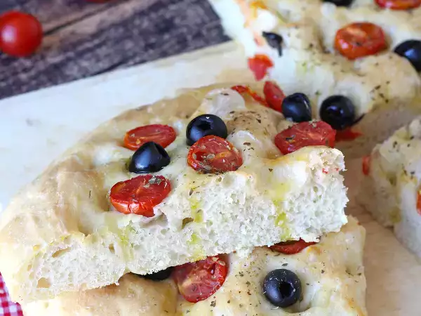 Tato vysoká focaccia s cherry rajčátky a olivami si vás získá už svou vůní: recept, který stojí za vyzkoušení