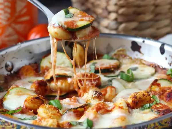 Nemáte čas vařit? Tento lahodně krémový gratin z gnocchi je hotový za méně než 30 minut