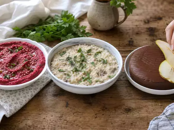 Denní menu na 12. října: růžový hummus, krémové houbové rizoto a hruškový čokoládový fudge