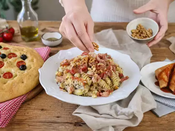 Denní menu, 16. října: středomořská focaccia, krémové fusilli a jablečné samosy
