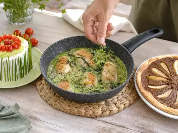 Denní menu, 21. října: lososový sendvičový dort, krémové kuře a hruškový koláč