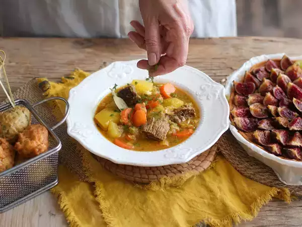 Denní menu na 22. října: křupavé tresčí akra, rodinné hovězí s bramborami a ovocný koláč