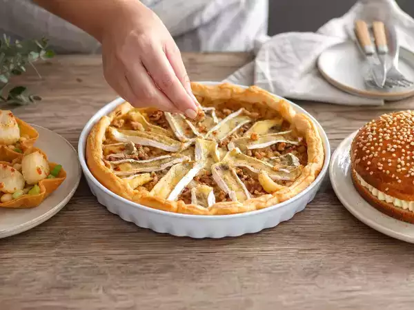 Denní menu, 26. října: křupavé hřebenatky, jablečný camembertový koláč a Tarte Tropézienne