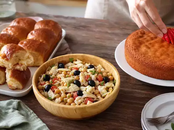 Denní menu na 28. října: raclette housky, sytý cizrnový salát s treskou a nadýchaná génoise