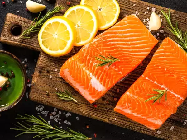 Mysleli jste si, že citron rybu „uvaří“? Tento omyl může být riskantní