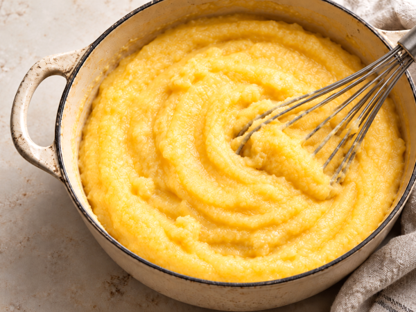Polenta s hrudkami? Proč vznikají a jak ji zachránit, aniž byste museli začínat znovu