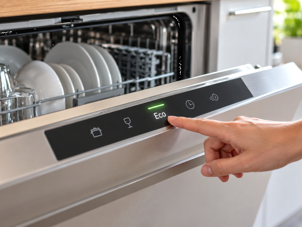 Opravdu funkce Eco u myčky šetří energii? Podívejte se, kolik můžete ušetřit