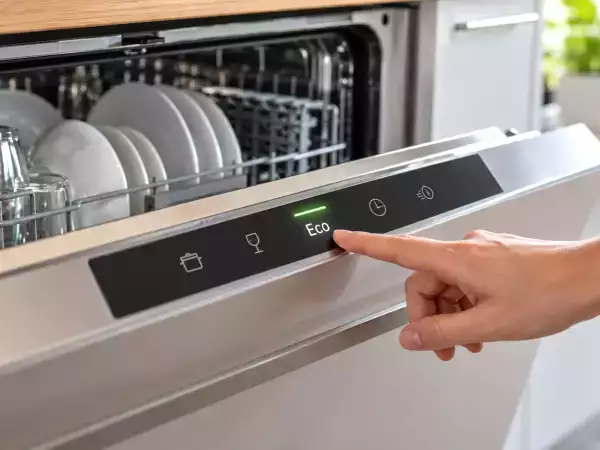 Opravdu funkce Eco u myčky šetří energii? Podívejte se, kolik můžete ušetřit