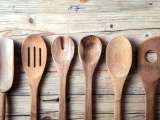 Články: Ano, měli bychom všichni mít dřevěné kuchyňské náčiní z tohoto zásadního důvodu
