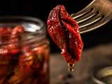 Články: Sušená rajčata v oleji: koncentrát chuti ve spíži a 10 receptů, jak ho co nejlépe využít.