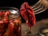 Články: Sušená rajčata v oleji: koncentrát chuti ve spíži a 10 receptů, jak ho co nejlépe využít.