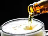 Články: Proč pivo méně pění, když sklenici nakloníte?