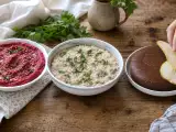 Články: Denní menu na 12. října: růžový hummus, krémové houbové rizoto a hruškový čokoládový fudge
