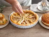 Články: Denní menu, 26. října: křupavé hřebenatky, jablečný camembertový koláč a Tarte Tropézienne