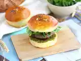 Recept Burger v italském stylu: omáčka pesto, sušená rajčata, mozzarella