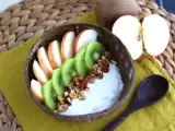 Recept Svačina z jogurtu s kokosem, jablky, kiwi a lískovými oříšky