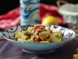 Recept Studené těstoviny s avokádovým krémem, mandlemi a cherry rajčátky: vegetariánské a velmi chutné!