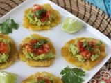 Recept Patacones, kolumbijské toasty z plantainů s guacamole a rajčaty