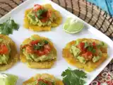 Recept Patacones, kolumbijské toasty z plantainů s guacamole a rajčaty