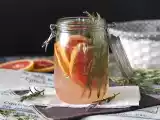 Recept Voda s příchutí grapefruitu a rozmarýnu: detoxikační nápoj bez přidaného cukru