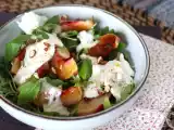 Recept Sladký a slaný salát s pečenými broskvemi, rukolou a burratou (sladké letní chutě)