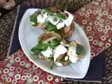 Recept Rukola, pečené broskve a burrata na toastu: dokonalá sladko-slaná kombinace!