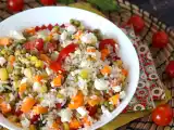 Recept Vegetariánský rýžový salát: feta, kukuřice, mrkev, hrášek, cherry rajčátka a máta