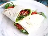 Sendvičový wrap s chorizem, avokádem a rajčaty