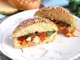 Recept Marinovaný kuřecí sendvič se zelným salátem, rajčaty a bazalkou