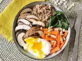 Recept Vegetariánská mísa buddha s pohankou, zeleninou a pošírovaným vejcem