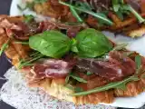 Recept Croffle, vaflový croissant s fíkovou marmeládou, kozím sýrem a iberskou sušenou šunkou.