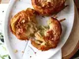 Recept Cruffiny, kombinace croissantu a muffinu, v tomto případě osolené s parmazánem a mozzarellou.